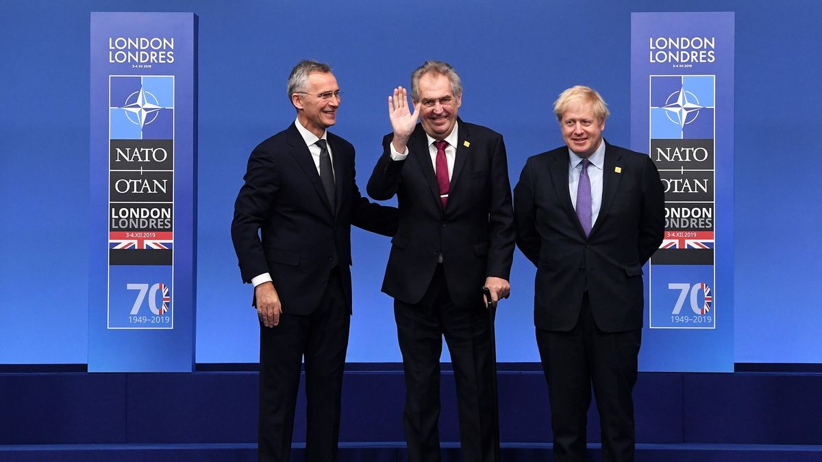 Komentář: Zeman bude na summitu NATO vyčnívat jako narezlá trubka ze zdi